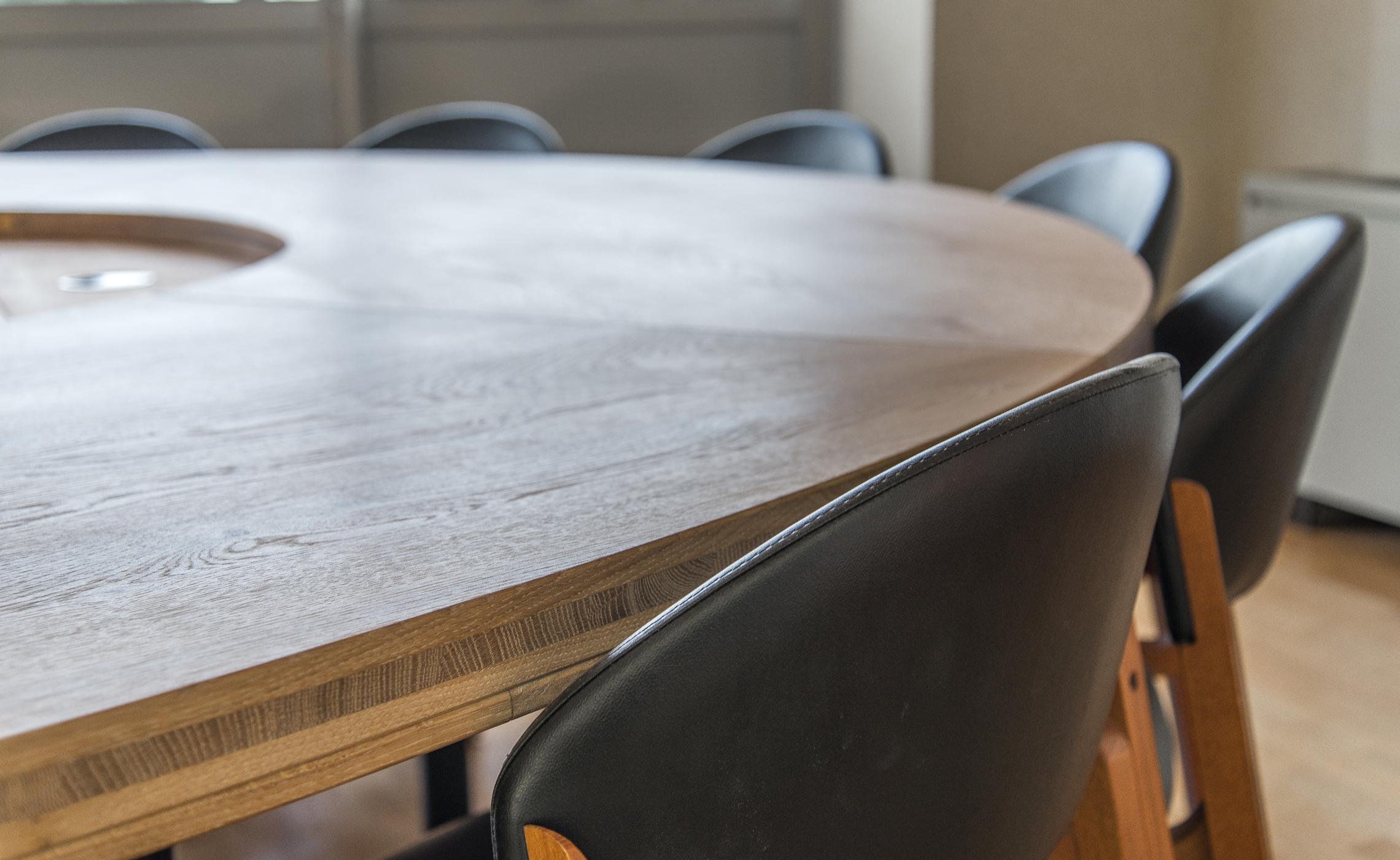 Table de conference en bois massif