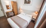 Mobilier en chene massif pour chambre hotel